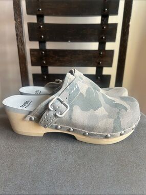 Earth Pine Tiku Leather Suede Camo Clogs Mules Size 6
